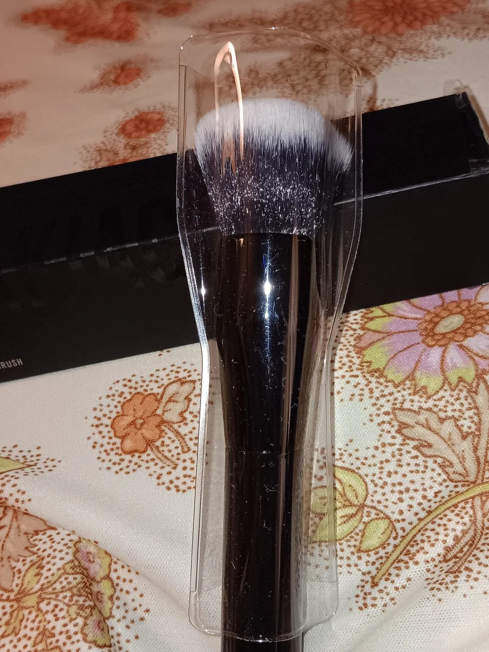 IL Makiage Foundation Brush #100 with Black Handle and White-Tipped Bristles